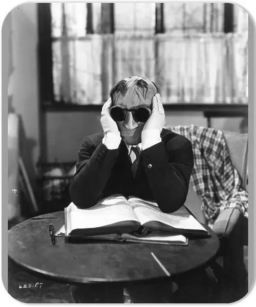 Claude Rains in James Whales The Invisible Man (1933)