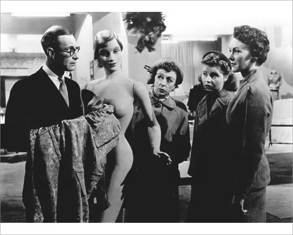 Richard Wattis, Thora Hird, Prunella Scales, and Patricia Marmont in John Guillermins The Crowded