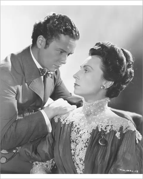 Tim Holt and Agnes Moorehead in Orson Welles The Magnificent Ambersons (1942)