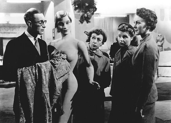 Richard Wattis, Thora Hird, Prunella Scales, and Patricia Marmont in John Guillermins The Crowded