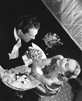 Images Dated 26th September 2008: Fred MacMurray and Carole Lombard in Mitchell Leisens Hands Across the Table (1935)