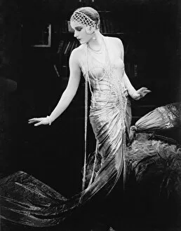 Classic Portraits Collection: Lili Damita in Michael Curtizs Das Spielzeug von Paris (Red Heels) (1925)