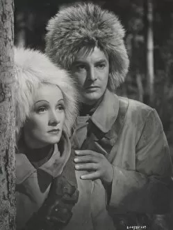 Images Dated 30th November 2011: Marlene Dietrich and Robert Donat in Jacques Feyders Knight Without Armour (1937)